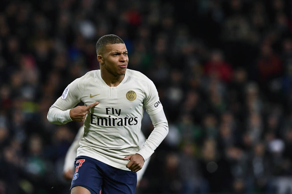 人形机器人“毕业上岗”可期，去年新增机器人相关企业超26万家丨封面有数